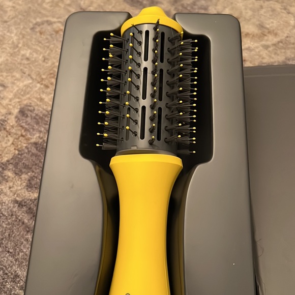 The Single Shot Round Blow-Dryer Brush main image 4